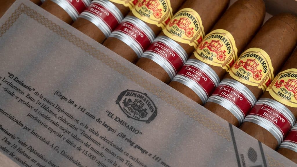 Close-up of cigars with visible branding and packaging details. RE 2021 Suiza - Diplomaticos - El Emisario